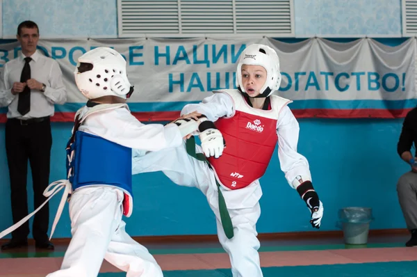 Orenburg, Oroszország-23.04.2016: Taekwondo versenyek fiúk között — Stock Fotó