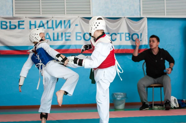 Orenburg, Rússia - 23.04.2016: Competições de Taekwondo entre meninos — Fotografia de Stock