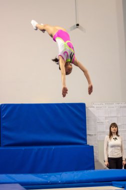 Orenburg, Rusya Federasyonu - 19 Nisan 2016: kız rekabet trambolin üzerinde atlama.