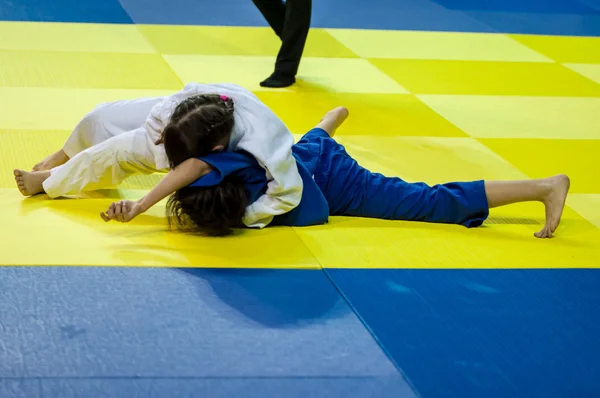 Mädchen messen sich im Judo — Stockfoto