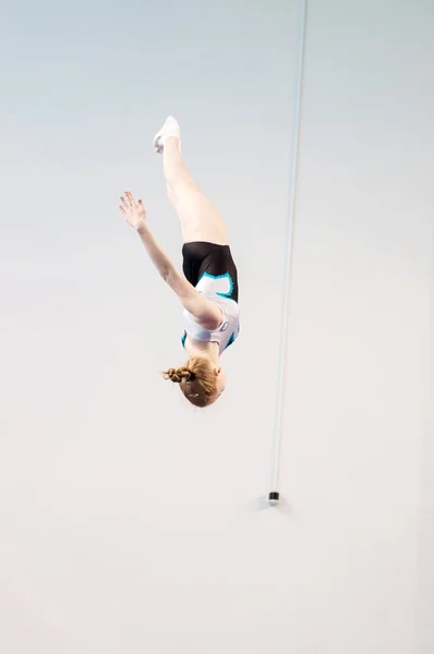 奥伦堡，俄罗斯-2016 年 4 月 19 日 ︰ 女孩竞争在蹦床上跳跃. — 图库照片