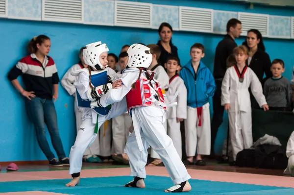 Orenburg, Rusia - 23.04.2016: Taekwondo competir niñas —  Fotos de Stock
