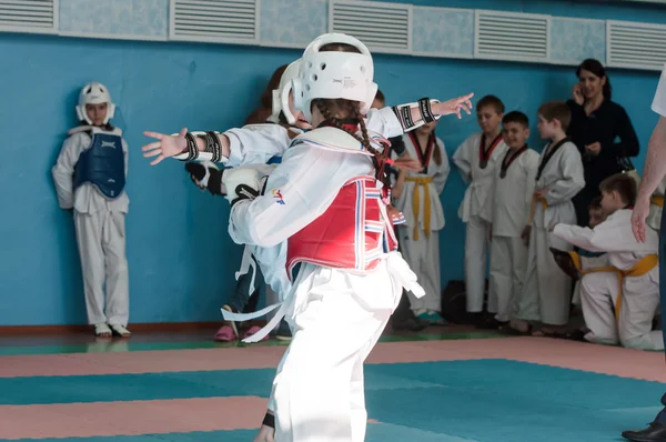 Orenburg, Rusia - 23.04.2016: Taekwondo competir niñas — Foto de Stock