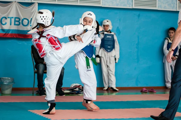 Orenburg, Rusia - 23.04.2016: Taekwondo bersaing dengan para gadis — Stok Foto