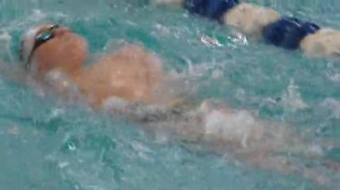 Orenburg, Rusya Federasyonu - 23 Nisan 2016: sırtüstü yüzme çocuklar rekabet