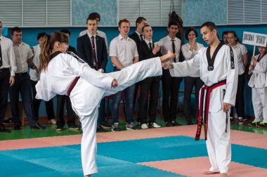 Orenburg, Rusya Federasyonu - 23 Nisan 2016: tekvando kız parmakları bacaklar çeker bir kalem Kupası dışarı