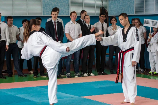 Orenburg, Federacja Rosyjska - 23 kwietnia 2016: Taekwondo dziewczyna palce nogi ciągnie się ołówkiem Cup — Zdjęcie stockowe