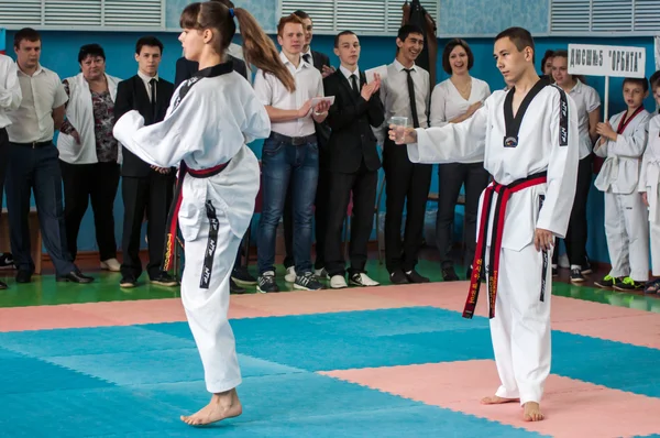 Orenburg, Rusia - 23 de abril de 2016: Taekwondo niña dedos piernas saca un lápiz Copa —  Fotos de Stock