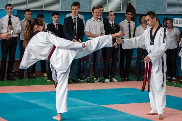 Orenburg, Rusia - 23 de abril de 2016: Taekwondo niña dedos piernas saca un lápiz Copa —  Fotos de Stock
