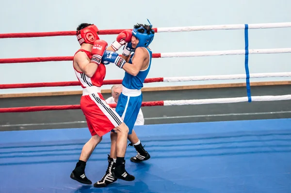 Orenburg, Rusia - 28 de abril de 2016: Los boxeadores masculinos compiten —  Fotos de Stock