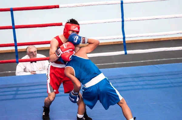 Orenburg, Rússia - 28 de abril de 2016: Meninos boxeadores competem — Fotografia de Stock