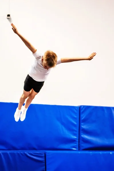 Orenburg, Rusia - 30 de abril de 2016: Los chicos compiten en saltar sobre el trampolín —  Fotos de Stock