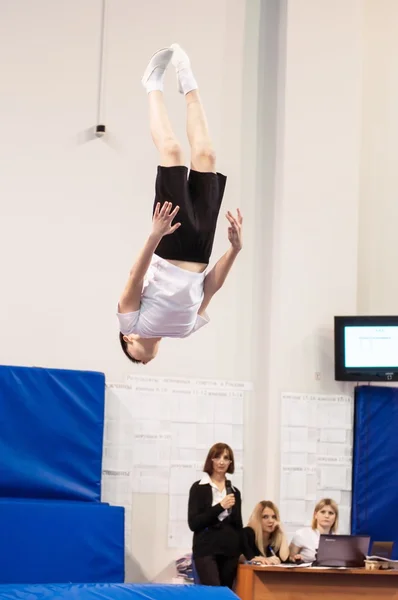 Orenburg, Russia - 30 April 2016: The boys compete in jumping on the trampoline — Stock Photo, Image