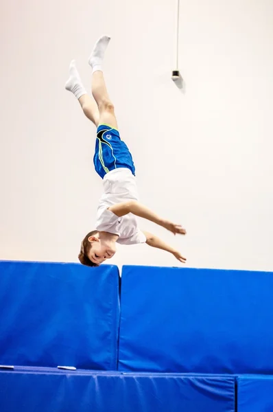 Orenburg, Rusia - 30 de abril de 2016: Los chicos compiten en saltar sobre el trampolín —  Fotos de Stock