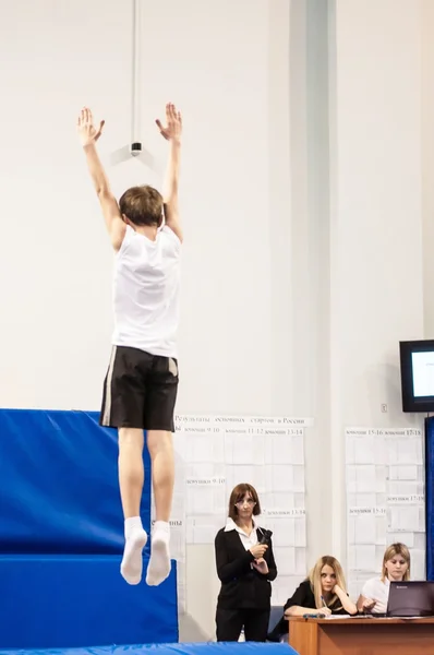 Orenburg, Rusia - 30 de abril de 2016: Los chicos compiten en saltar sobre el trampolín —  Fotos de Stock