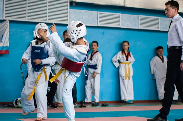 Orenburg, Oroszország - 2016. április 23.: Taekwondo versenyek fiúknál. — Stock Fotó
