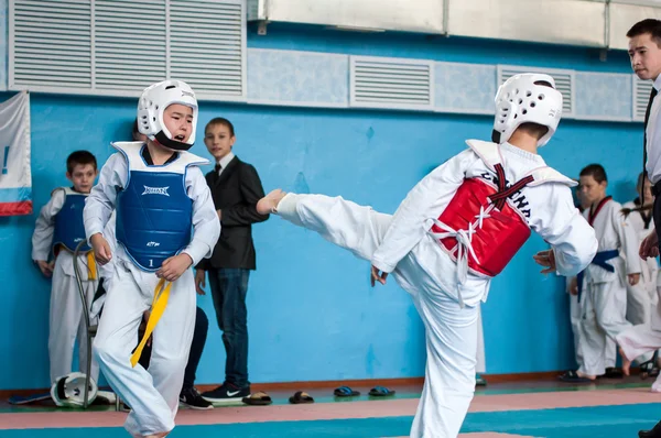 Orenburg, Russie - 23 avril 2016 : Compétitions de taekwondo chez les garçons . — Photo
