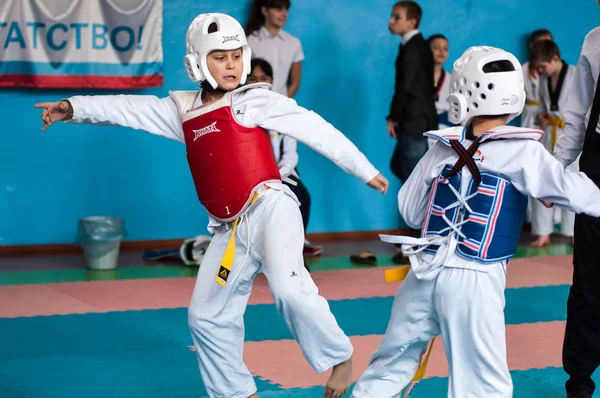 Orenburg, Federacja Rosyjska - 23 kwietnia 2016: zawodach Taekwondo wśród chłopców. — Zdjęcie stockowe