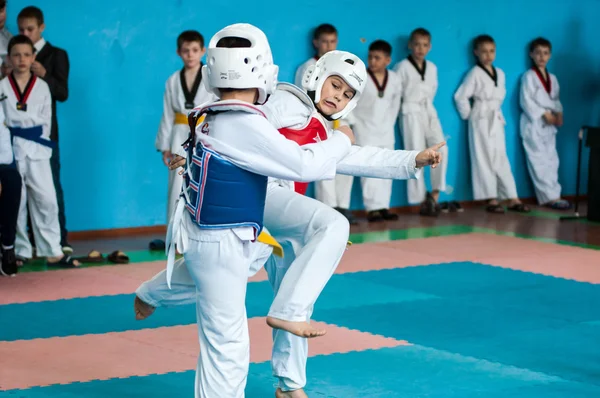 Orenburg, Federacja Rosyjska - 23 kwietnia 2016: zawodach Taekwondo wśród chłopców. — Zdjęcie stockowe