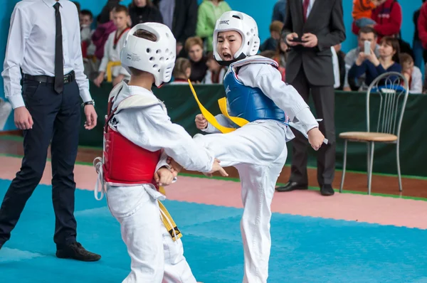 Orenburg, Rússia - 23 de abril de 2016: competições de Taekwondo entre meninos . — Fotografia de Stock