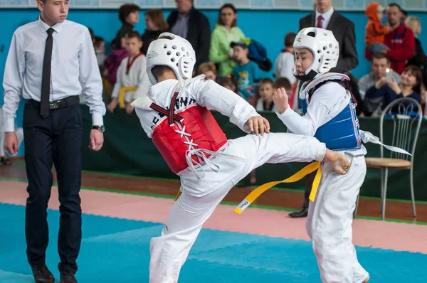 Orenburg, Rusia - 23 de abril de 2016: Concursos de Taekwondo entre chicos . —  Fotos de Stock