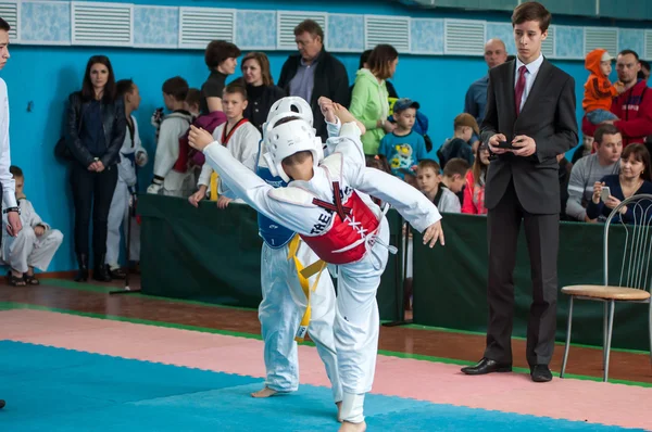 Orenburg, Russie - 23 avril 2016 : Compétitions de taekwondo chez les garçons . — Photo