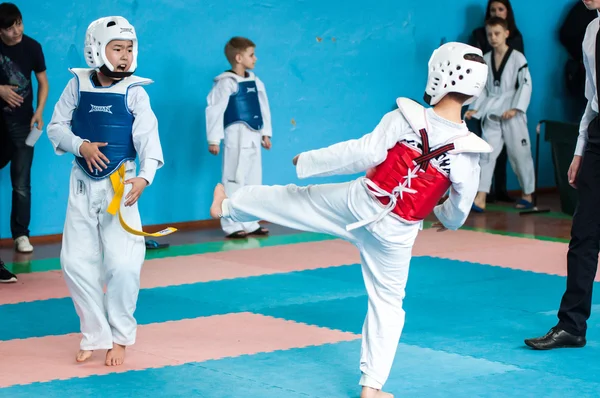 Orenburg, Rusia - 23 April 2016: Kompetisi Taekwondo di antara anak laki-laki . — Stok Foto
