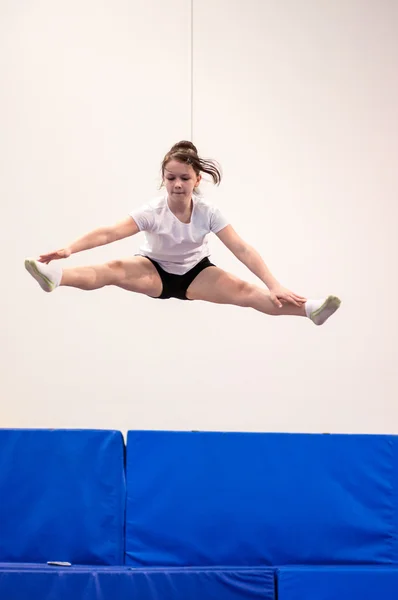 Orenburg, Rússia - 30 de abril de 2016: Meninas competem no salto no trampolim — Fotografia de Stock