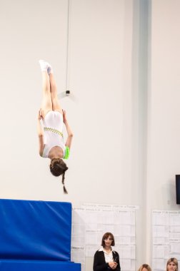 Orenburg, Rusya Federasyonu - 30 Nisan 2016: kız rekabet trambolin üzerinde atlama