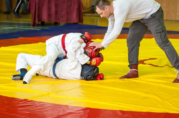 Orenburg, Rússia - 14 de maio de 2016: Os meninos competem em luta corpo a corpo — Fotografia de Stock