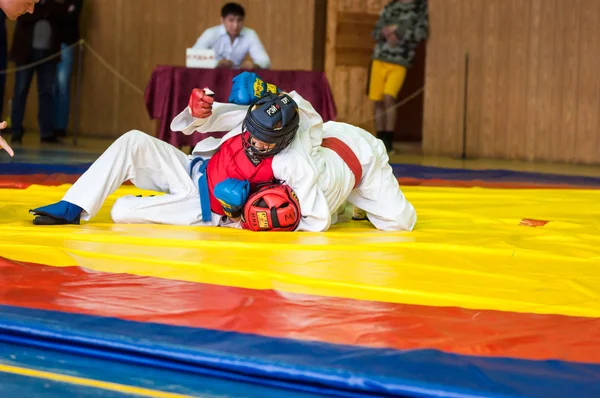 Orenburg, Rússia - 14 de maio de 2016: Os meninos competem em luta corpo a corpo — Fotografia de Stock