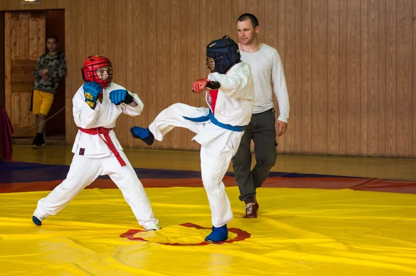 Orenburg, Russia - 14 May 2016: The boys compete in hand-to-hand fight — Stock Photo, Image