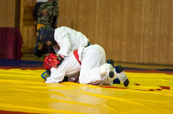 Orenburg, Russia - 14 May 2016: The boys compete in hand-to-hand fight — Stock Photo, Image