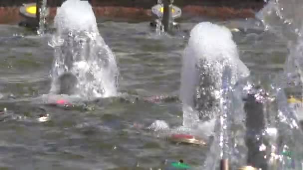 Het water in de fontein — Stockvideo