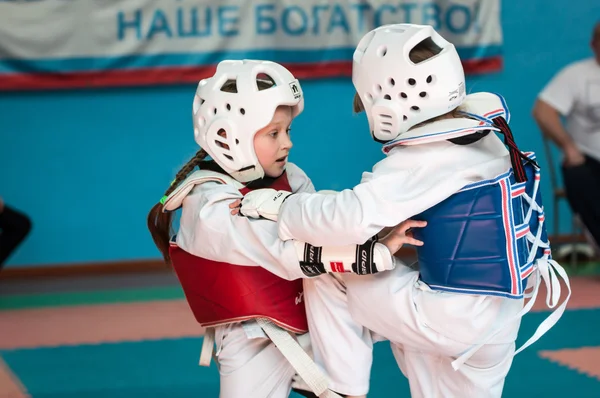 Orenburg, Federacja Rosyjska - 23 kwiecień 2016: Taekwondo konkurować dziewczyny. — Zdjęcie stockowe