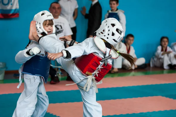 Orenburg, Oroszország - 2016. április 23.: Taekwondo versenyezni lányok. — Stock Fotó