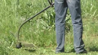 Çim biçme makinesi adam ot ot mows