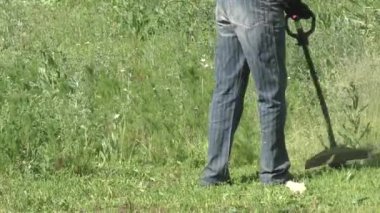 Çim biçme makinesi adam ot ot mows