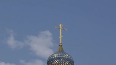 Avrupa ve Asya doğaya özgü kenar üzerinde Christian kilisenin kubbesi