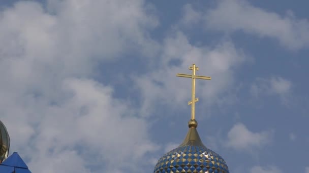 Die Kuppel der christlichen Kirche an den natürlichen Grenzen Europas und Asiens — Stockvideo