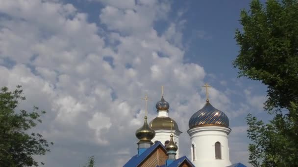 La cúpula de la Iglesia cristiana en las fronteras naturales de Europa y Asia — Vídeos de Stock