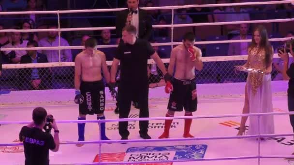 Orenburg, Rusko - 27 května 2016: bojovníci soutěžit ve smíšených bojových umění — Stock video