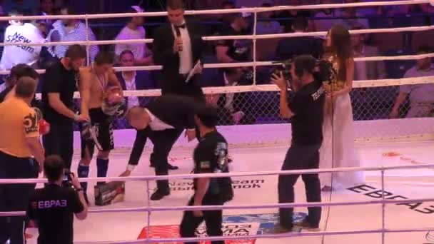 Orenburg, Rússia - 27 de maio de 2016: Os lutadores competem em artes marciais mistas — Vídeo de Stock
