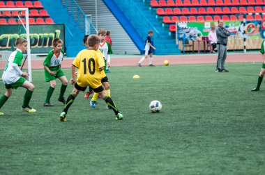 Orenburg, Rusya Federasyonu - 1 Haziran 2016: çocuklar futbol oynamak