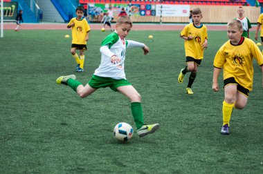 Orenburg, Rusya Federasyonu - 1 Haziran 2016: çocuklar futbol oynamak