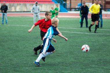 Orenburg, Rusya Federasyonu - 1 Haziran 2016: çocuklar futbol oynamak