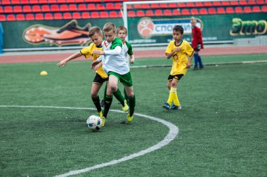 Orenburg, Rusya Federasyonu - 1 Haziran 2016: çocuklar futbol oynamak