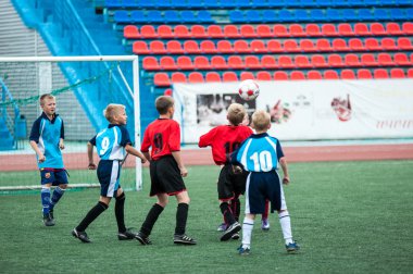Orenburg, Rusya Federasyonu - 1 Haziran 2016: çocuklar futbol oynamak