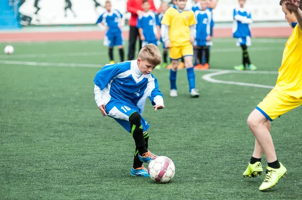 Orenburg, Rusko - 1 červen 2016: chlapci hrají fotbal — Stock fotografie