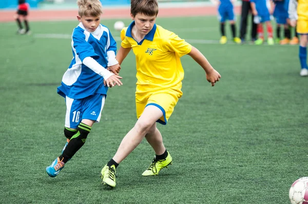 Orenburg, Rusia - 1 de junio de 2016: Los chicos juegan al fútbol —  Fotos de Stock